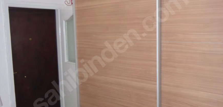 ORTAKÖY’DE CADDE ÜZERİNDE SAHİLE YAKIN ARA KAT YATIRIMLIK DAİRE