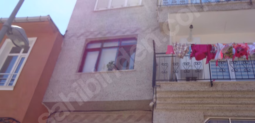 ORTAKÖY’DE CADDE ÜZERİNDE SAHİLE YAKIN ARA KAT YATIRIMLIK DAİRE