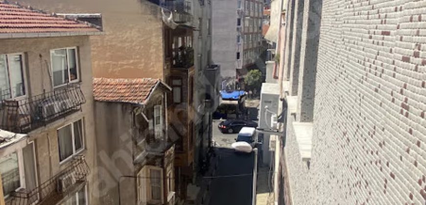 Ortaköy’De Sahile Yakın Konumda Manzaralı Teraslı 3+1 Daire